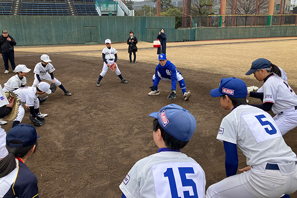 子供達にゴロの取り方を教える湊川さん