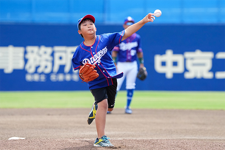 スカウト始球式の様子