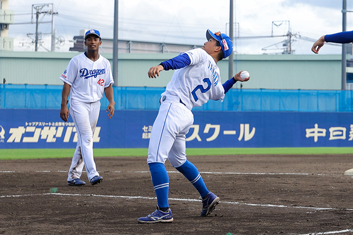 選手ボール投げ入れの様子